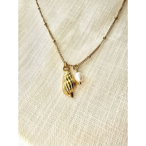 Seashell and pearl bohemian beach necklace - Picture 1 of 2
